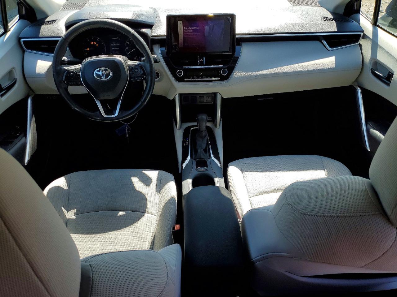 2023 TOYOTA COROLLA CROSS LE photo 22
