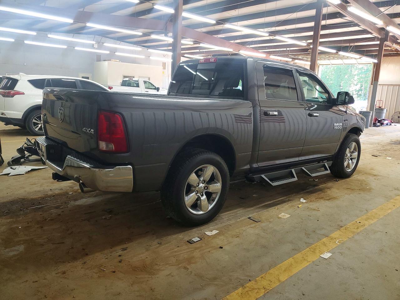 2014 RAM 1500 SLT photo 3