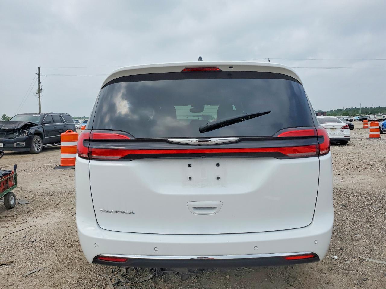 2025 CHRYSLER PACIFICA SELECT photo 16