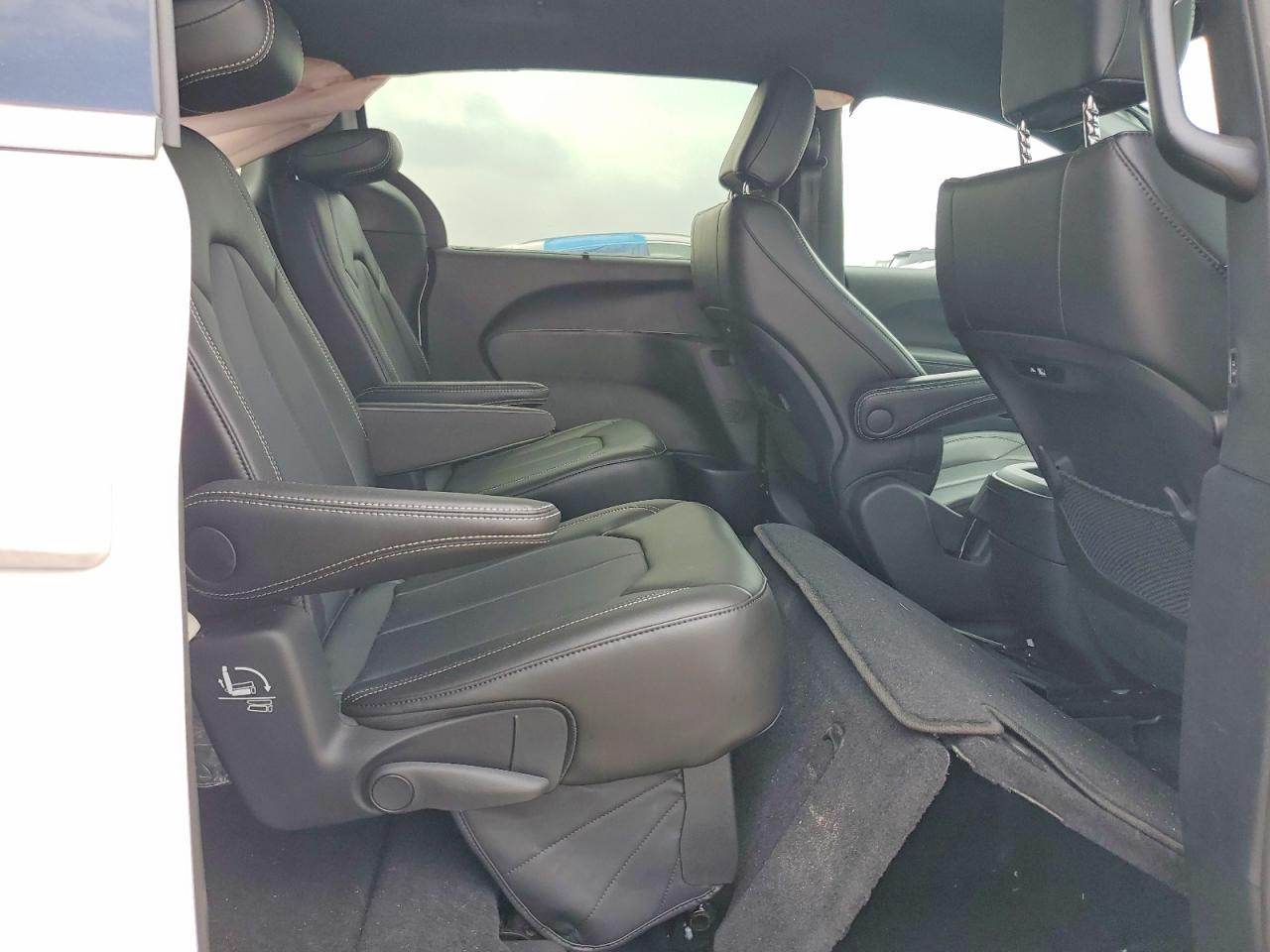 2025 CHRYSLER PACIFICA SELECT photo 28