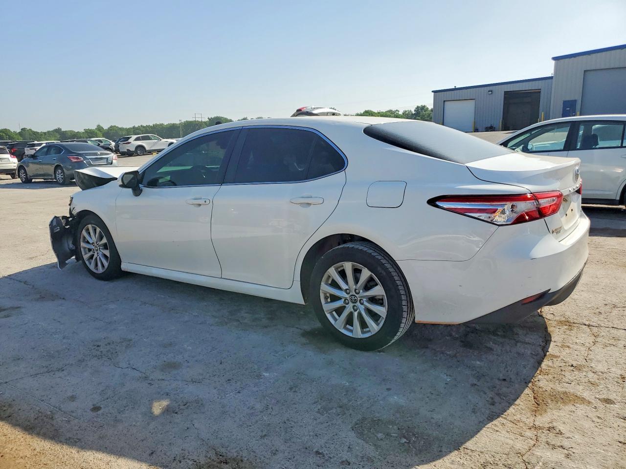 2018 TOYOTA CAMRY LE photo 3