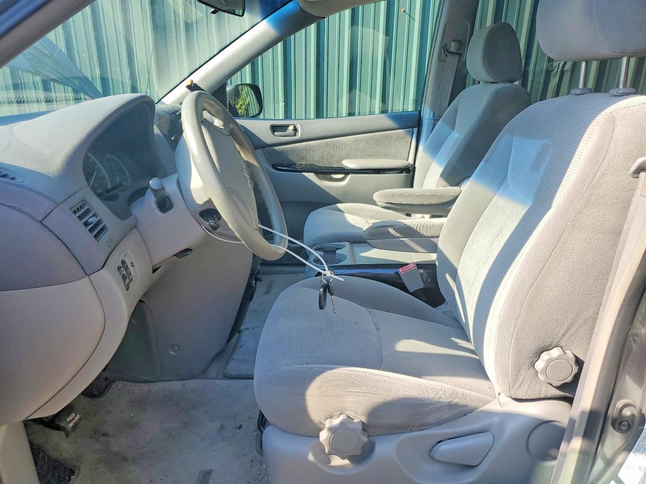 2004 TOYOTA SIENNA LE 7 PASSENGER photo 13
