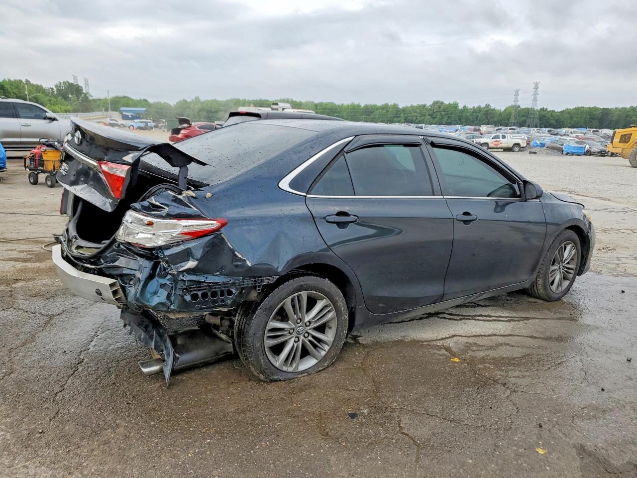 2015 TOYOTA CAMRY SE photo 5