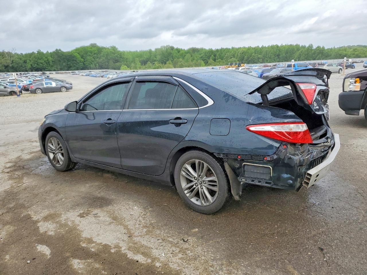 2015 TOYOTA CAMRY SE photo 3