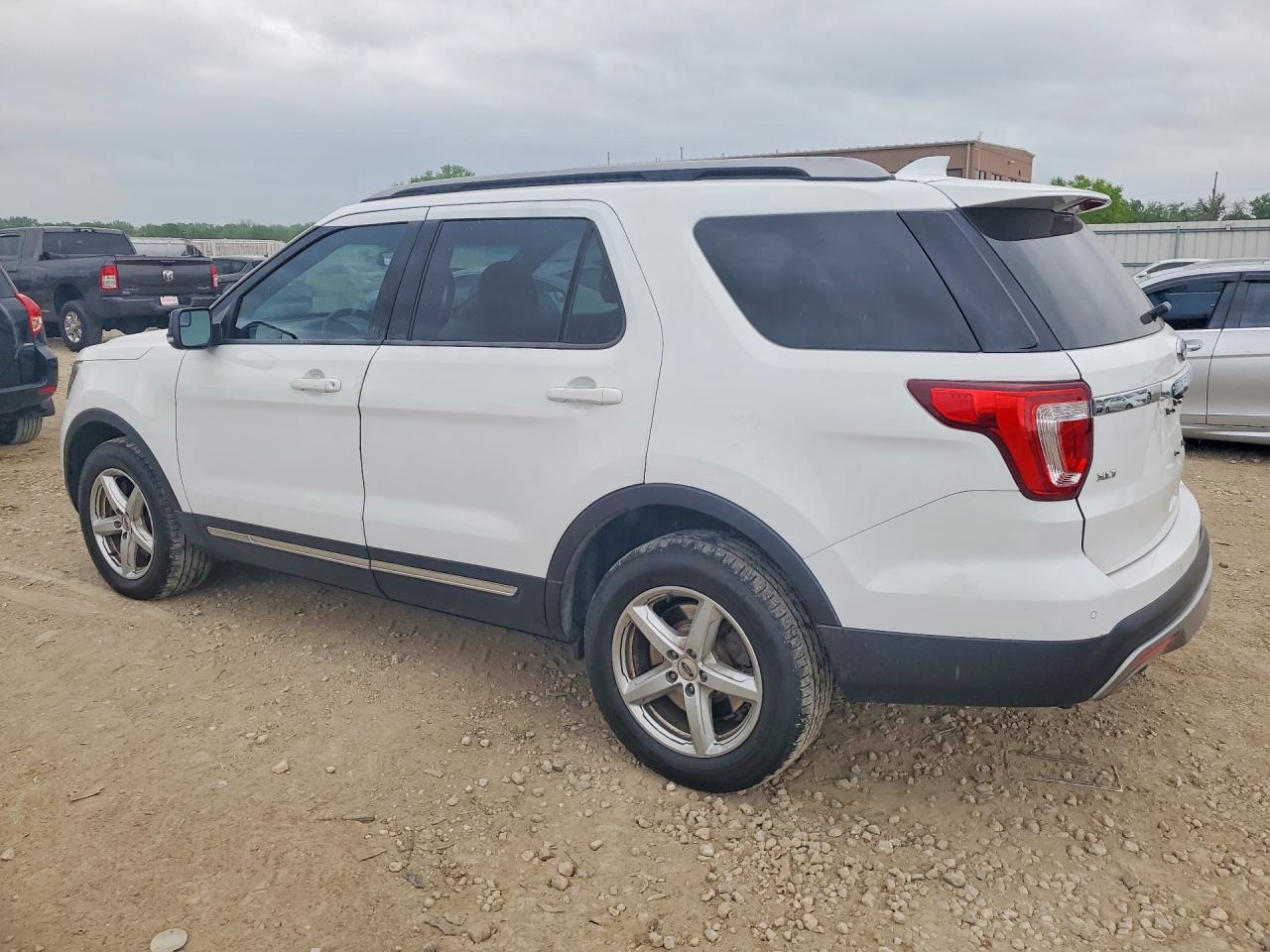 2017 FORD EXPLORER XLT photo 3