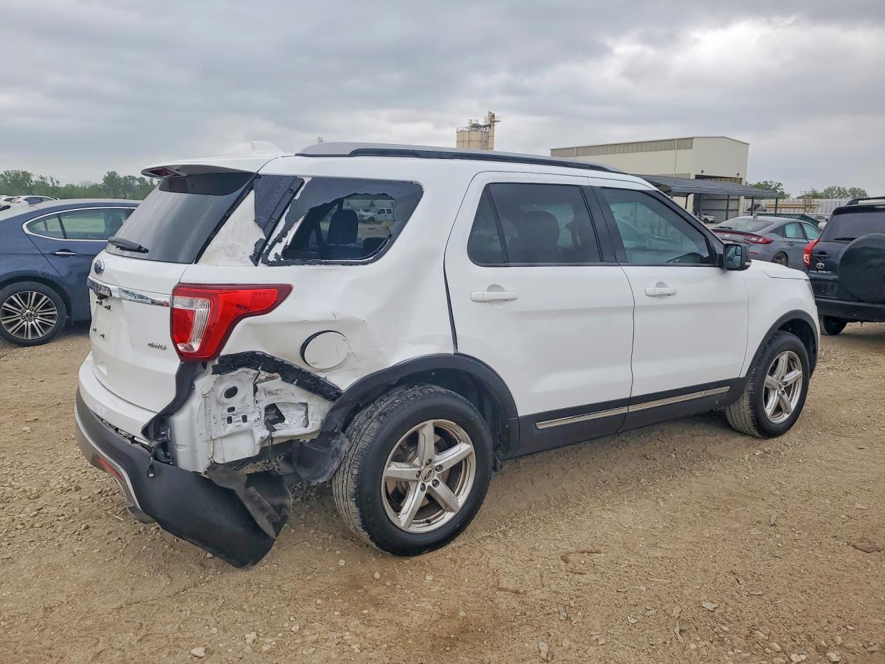 2017 FORD EXPLORER XLT photo 5