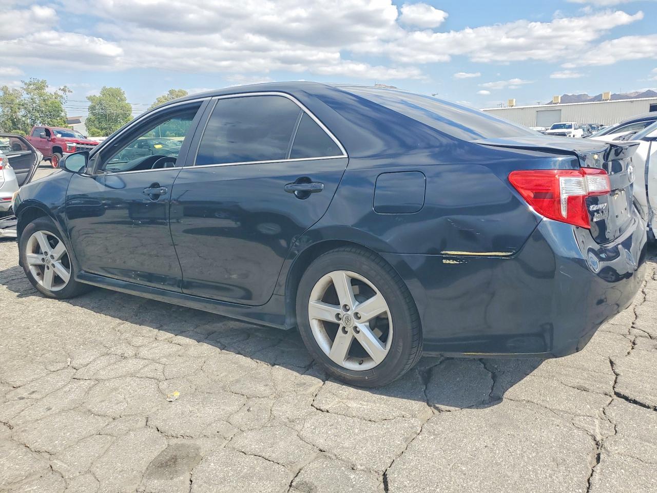 2014 TOYOTA CAMRY SE photo 3