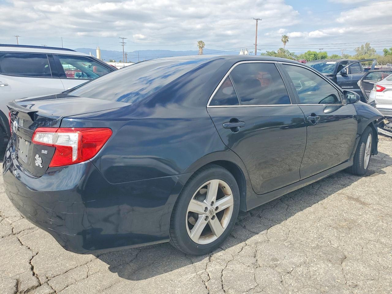 2014 TOYOTA CAMRY SE photo 5