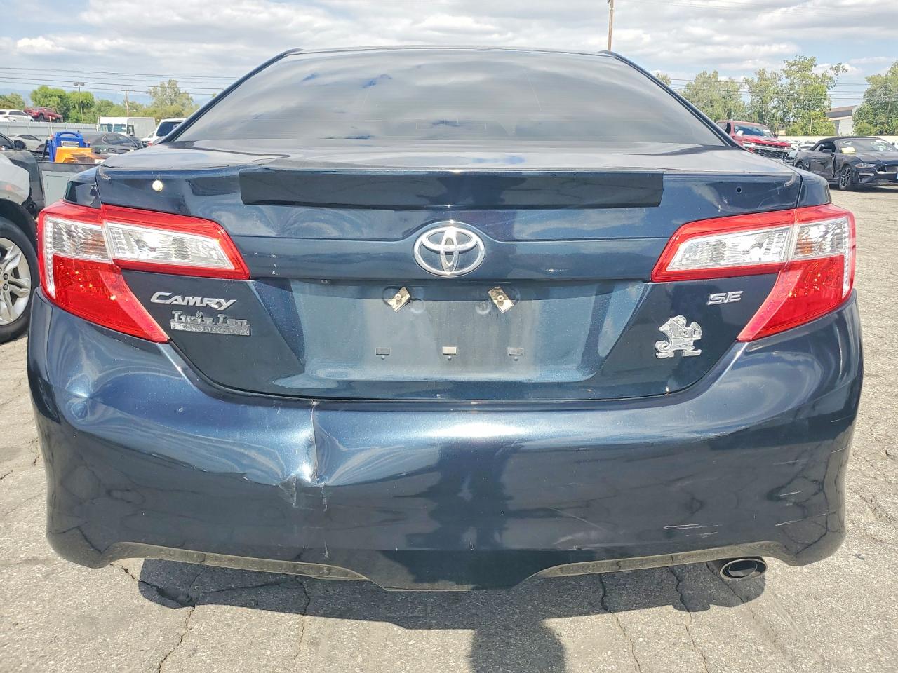 2014 TOYOTA CAMRY SE photo 11