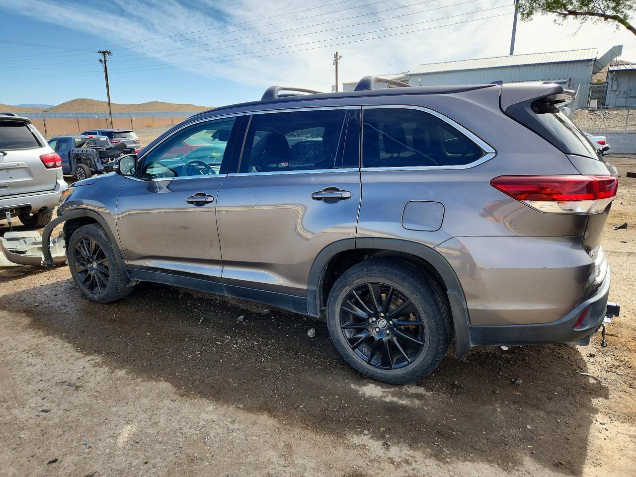 2019 TOYOTA HIGHLANDER SE photo 3