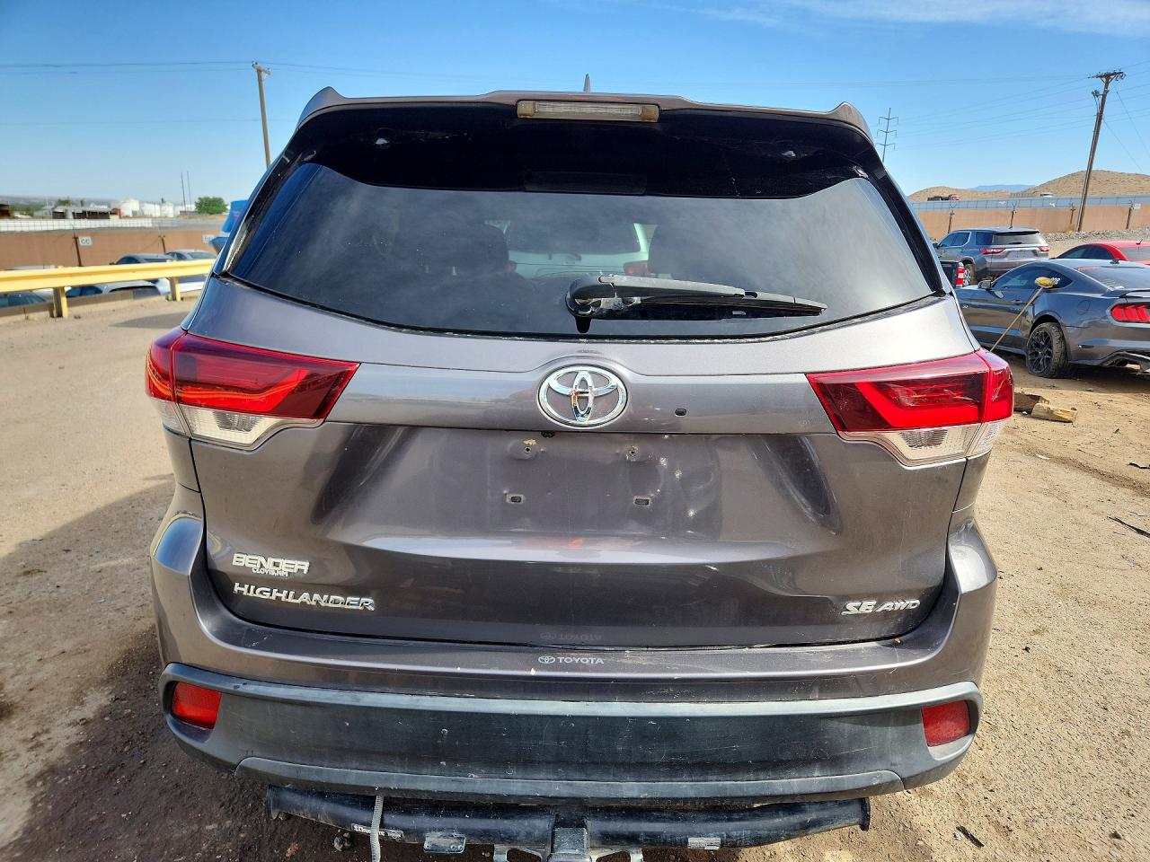 2019 TOYOTA HIGHLANDER SE photo 11