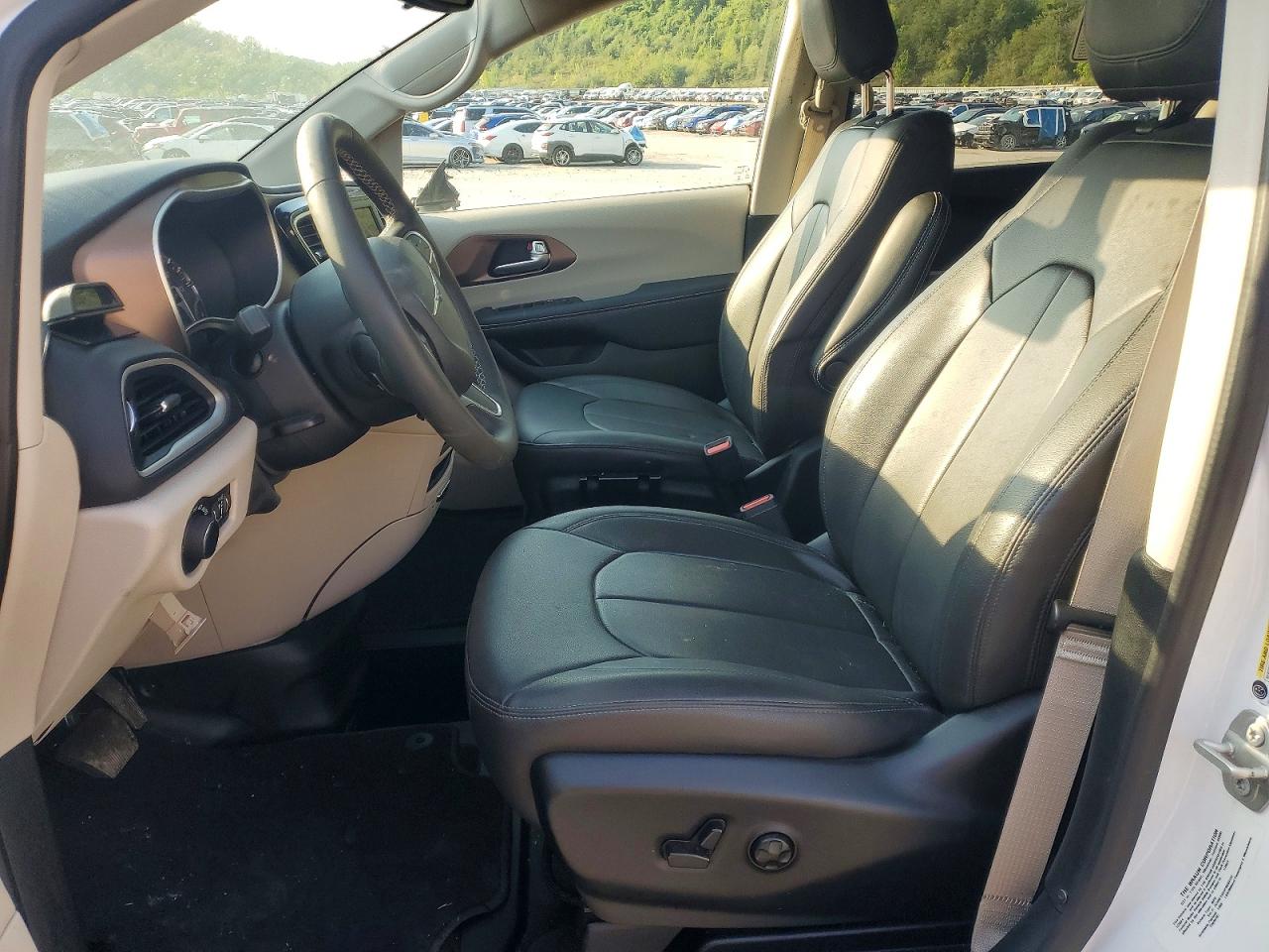 2023 CHRYSLER VOYAGER LX photo 13