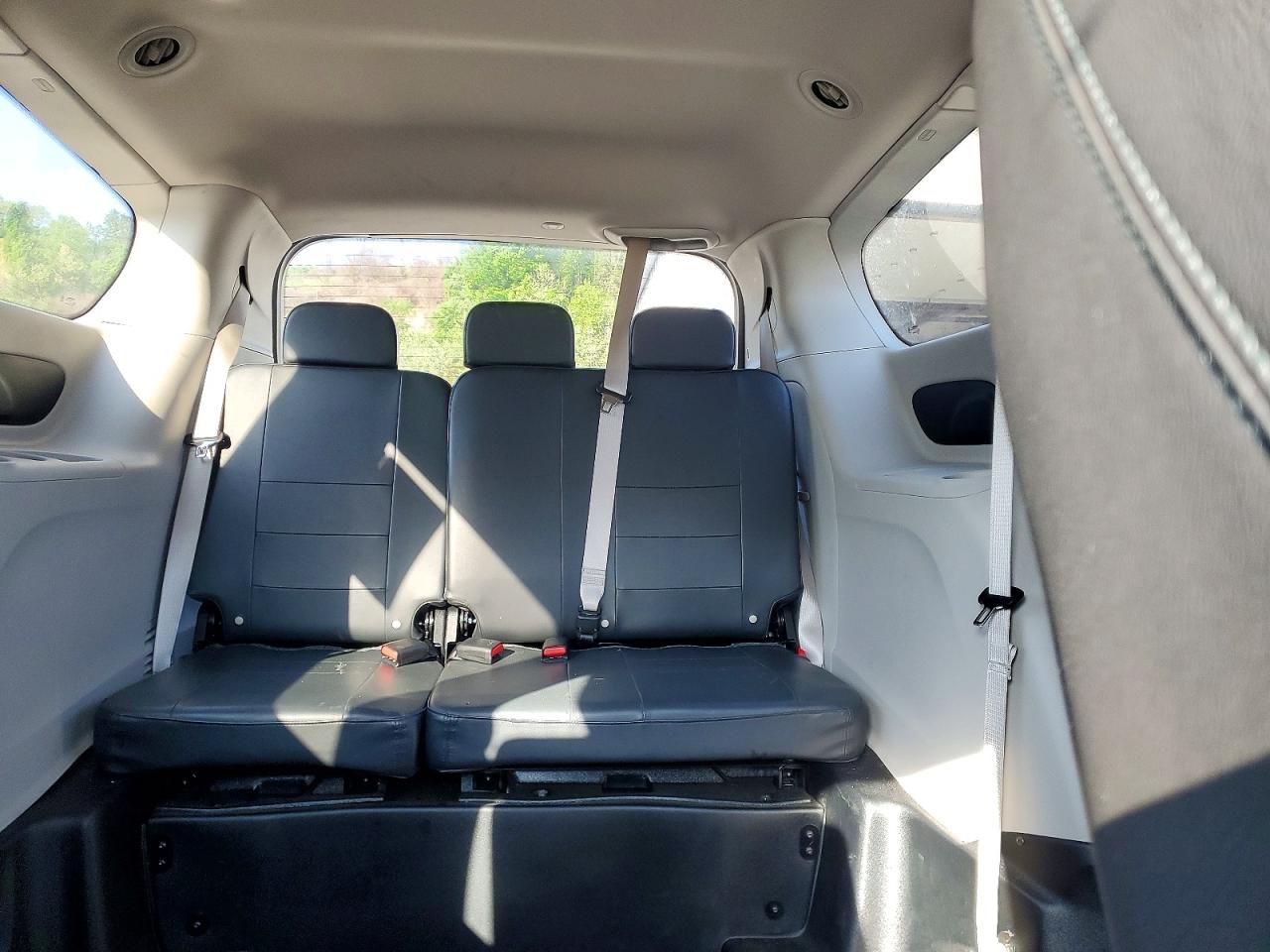 2023 CHRYSLER VOYAGER LX photo 19