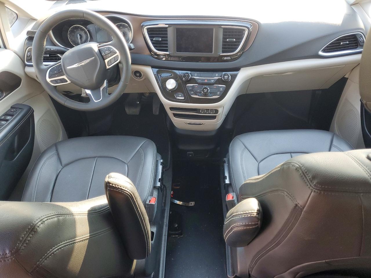 2023 CHRYSLER VOYAGER LX photo 15