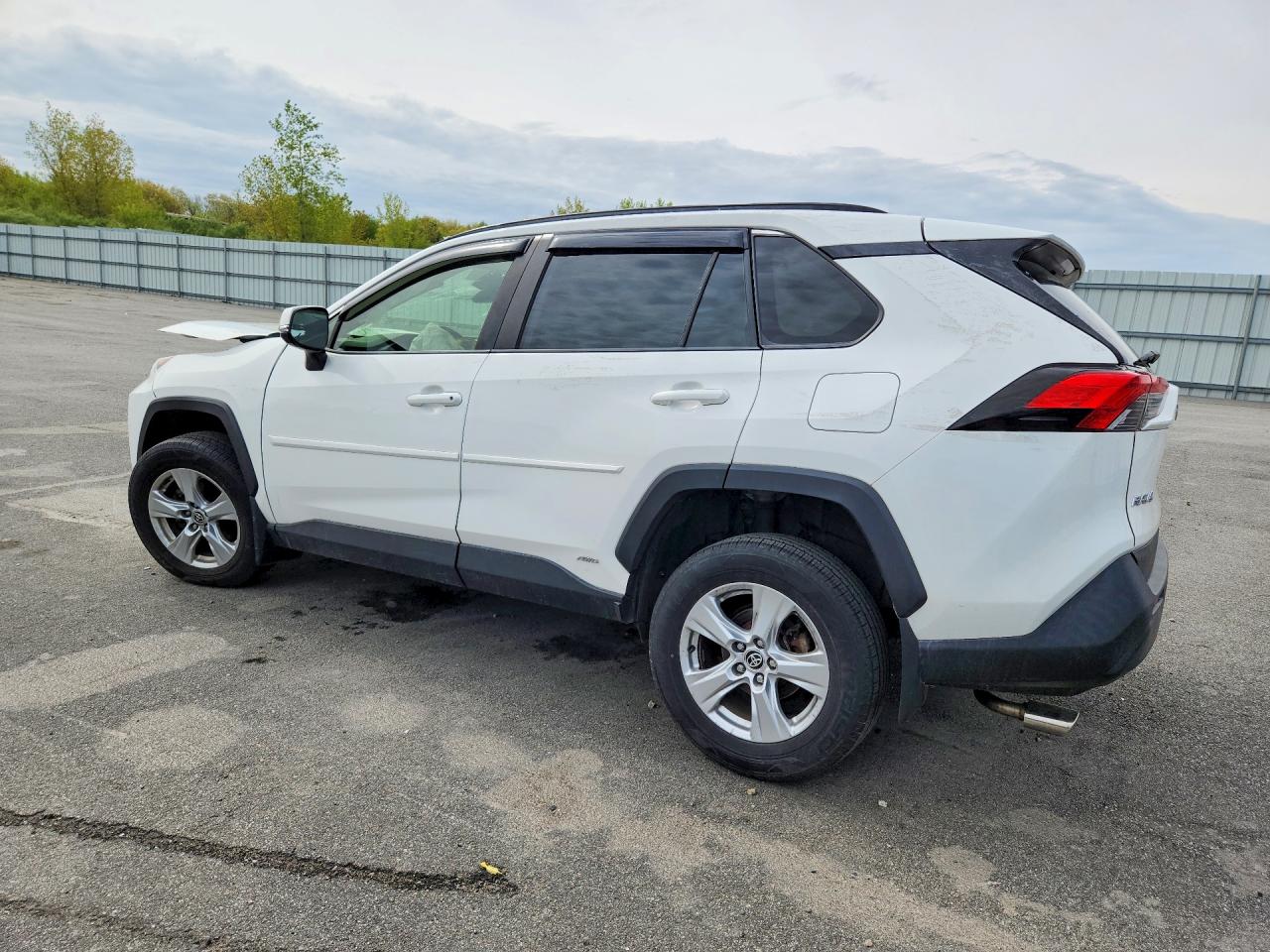 2021 TOYOTA RAV4 XLE photo 4