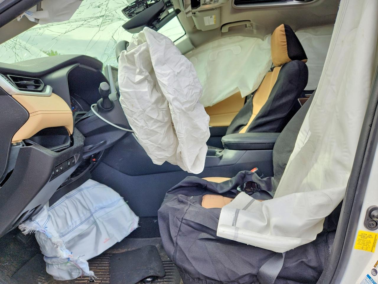 2021 TOYOTA RAV4 XLE photo 19