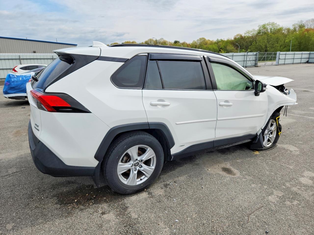 2021 TOYOTA RAV4 XLE photo 7