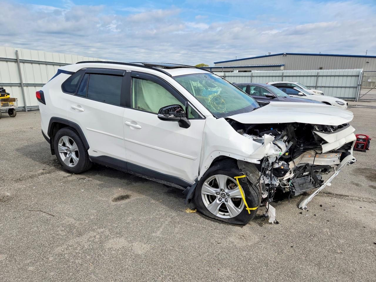 2021 TOYOTA RAV4 XLE photo 10