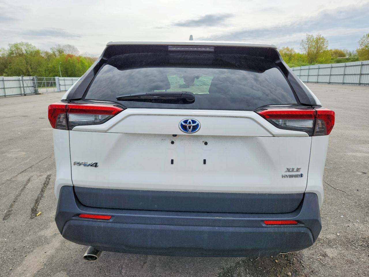 2021 TOYOTA RAV4 XLE photo 16