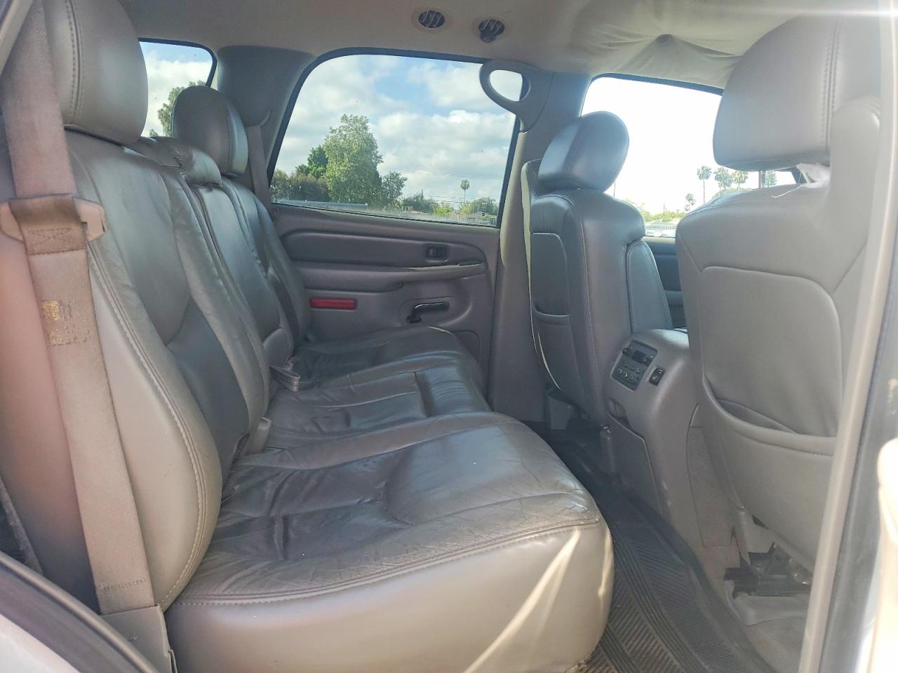 2004 GMC YUKON DENALI photo 21