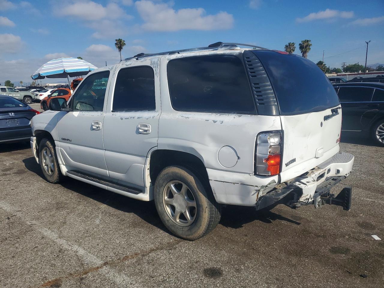 2004 GMC YUKON DENALI photo 3