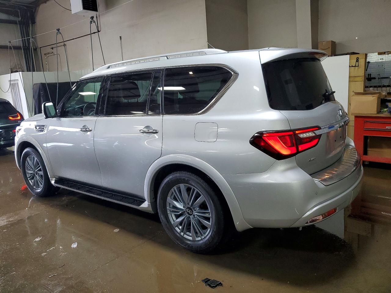 2022 INFINITI QX80 LUXE photo 4