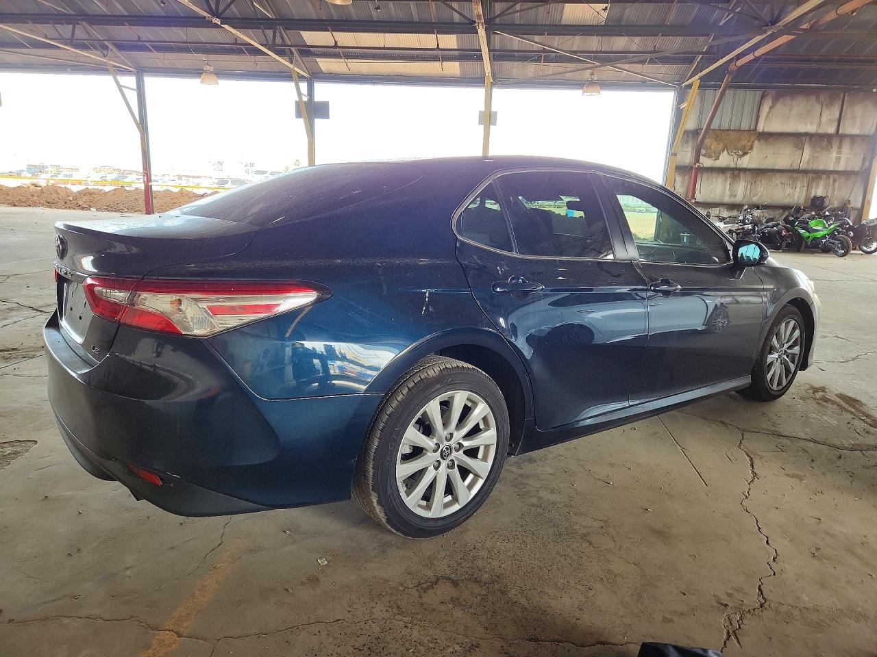 2018 TOYOTA CAMRY LE photo 3