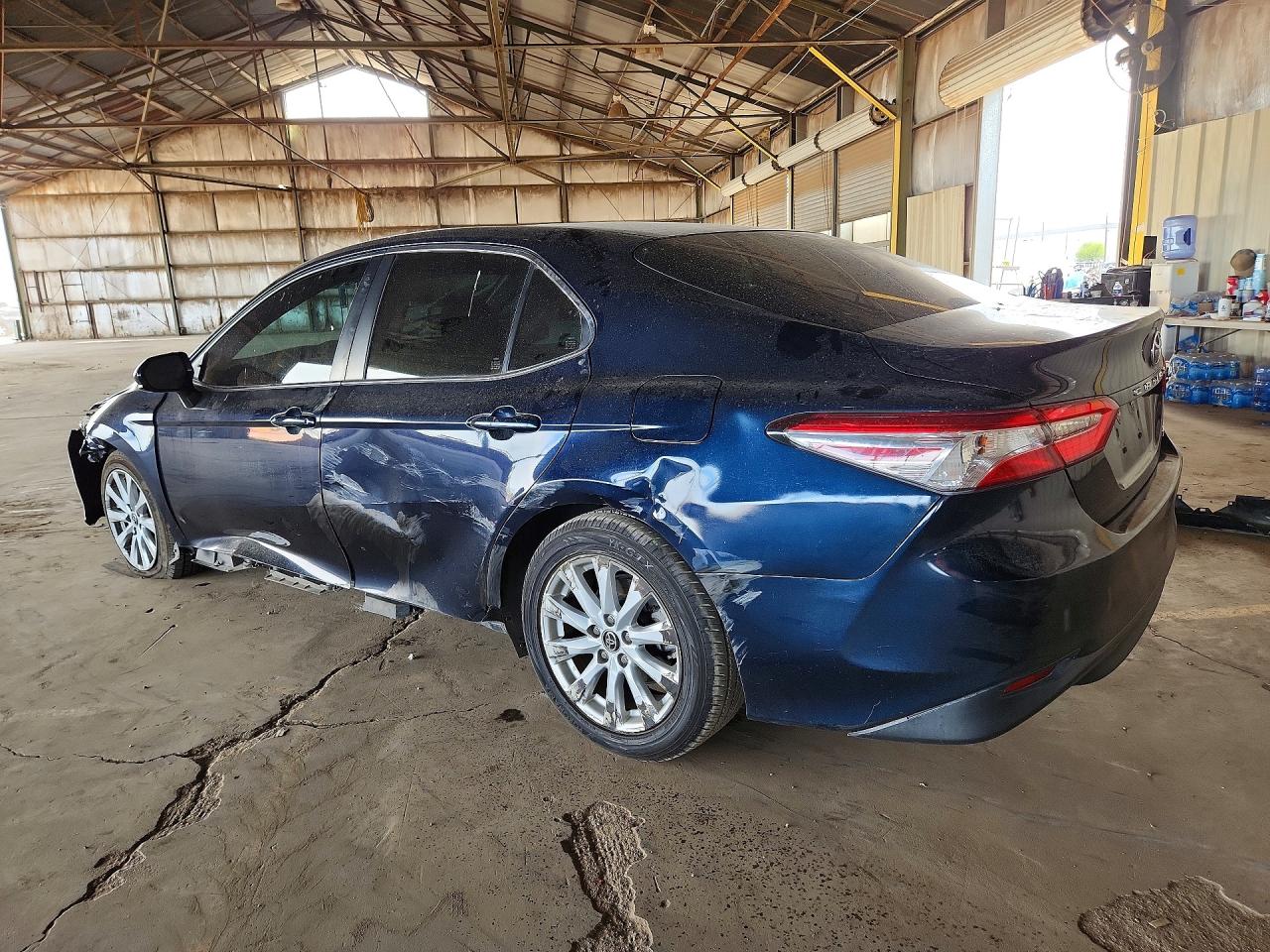 2018 TOYOTA CAMRY LE photo 2