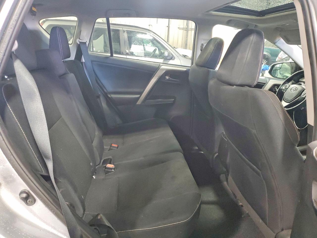 2016 TOYOTA RAV4 XLE photo 31