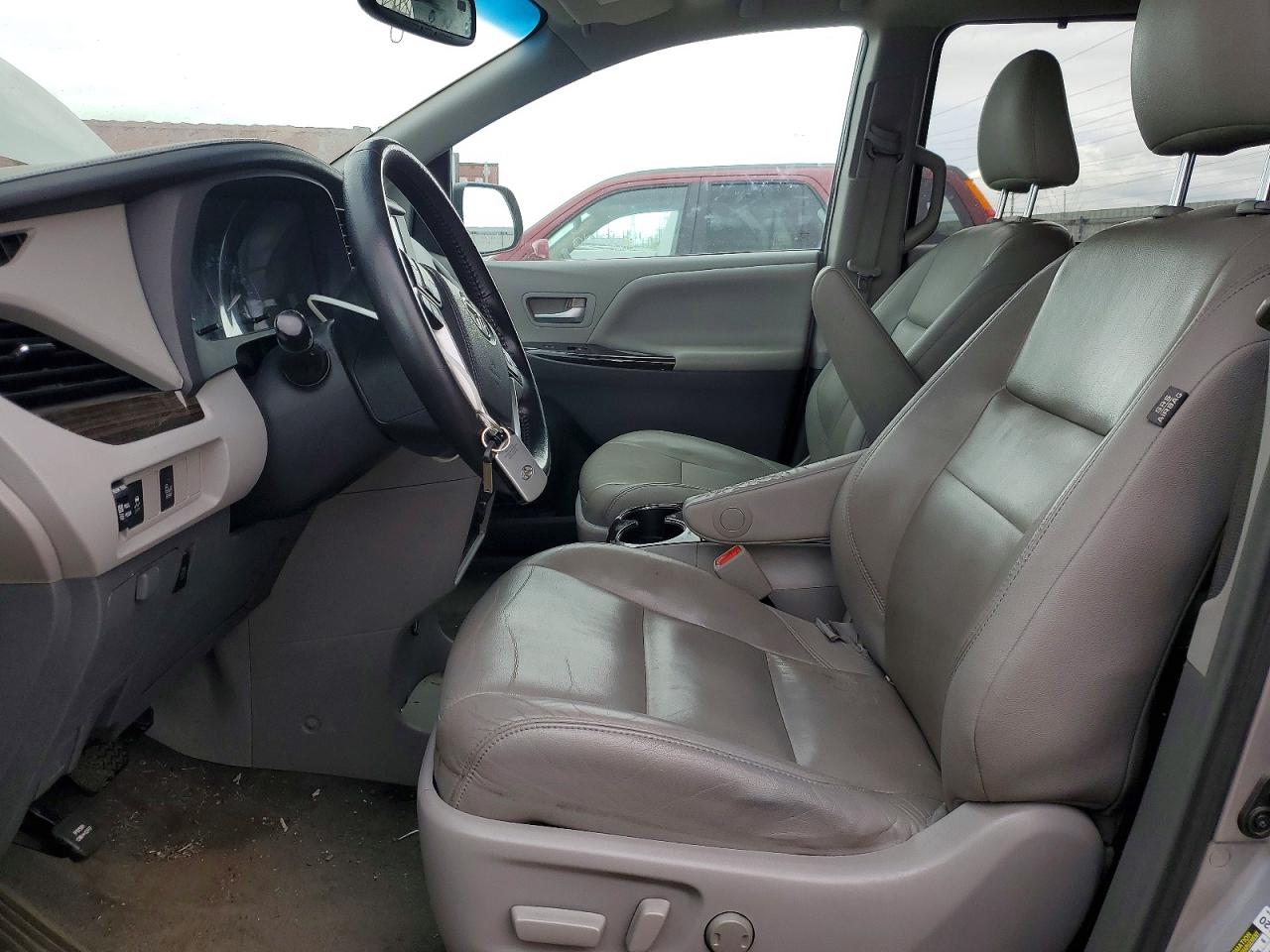 2015 TOYOTA SIENNA XLE 8-PASSENGER photo 13