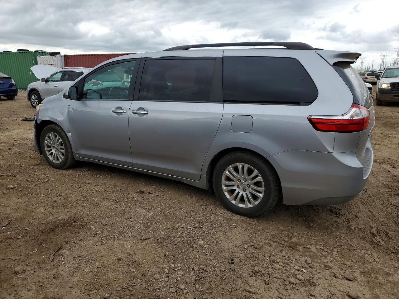 2015 TOYOTA SIENNA XLE 8-PASSENGER photo 3