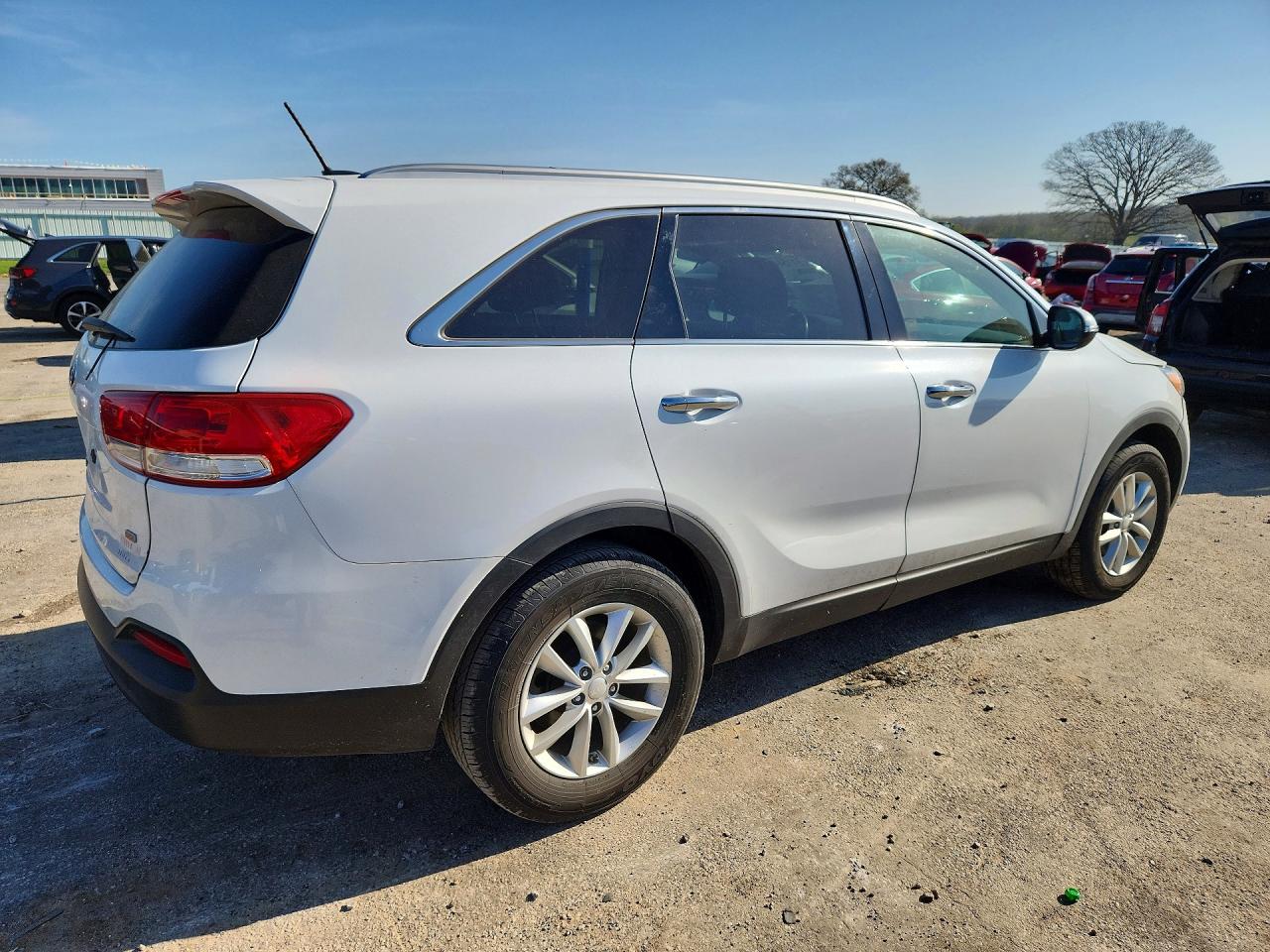2017 KIA SORENTO LX photo 3