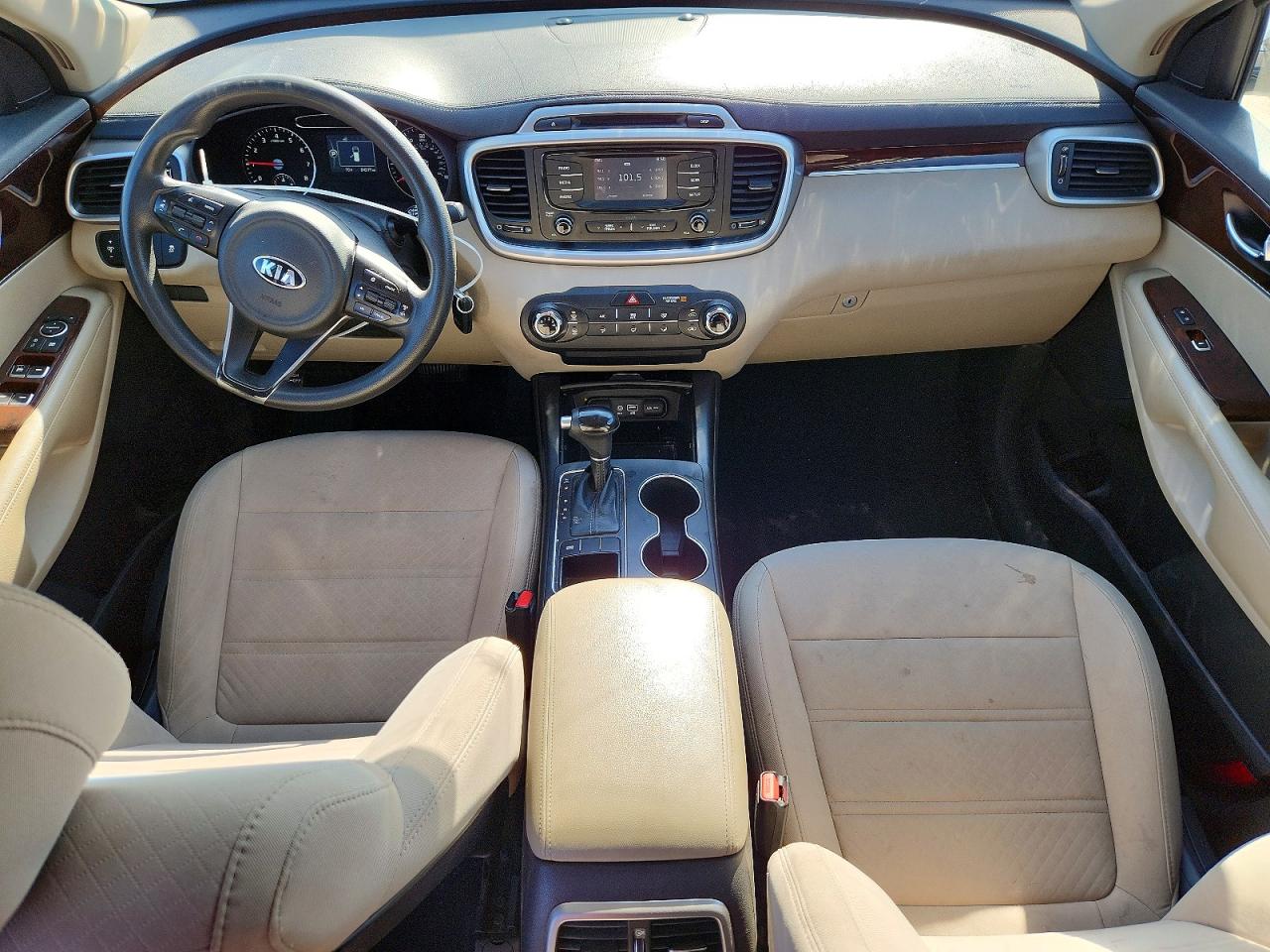 2017 KIA SORENTO LX photo 8
