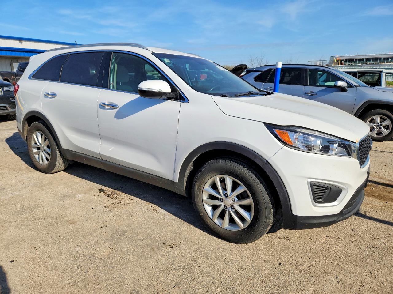 2017 KIA SORENTO LX photo 4
