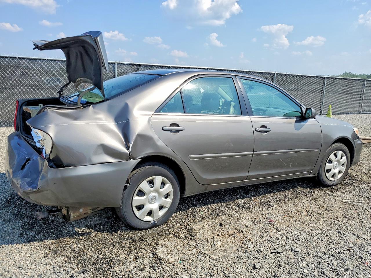 2004 TOYOTA CAMRY LE photo 3