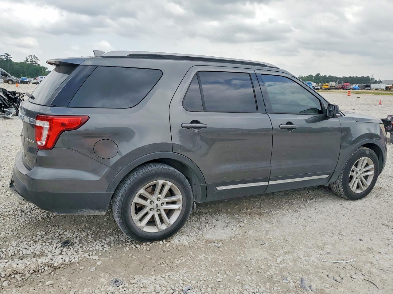 2016 FORD EXPLORER XLT photo 3