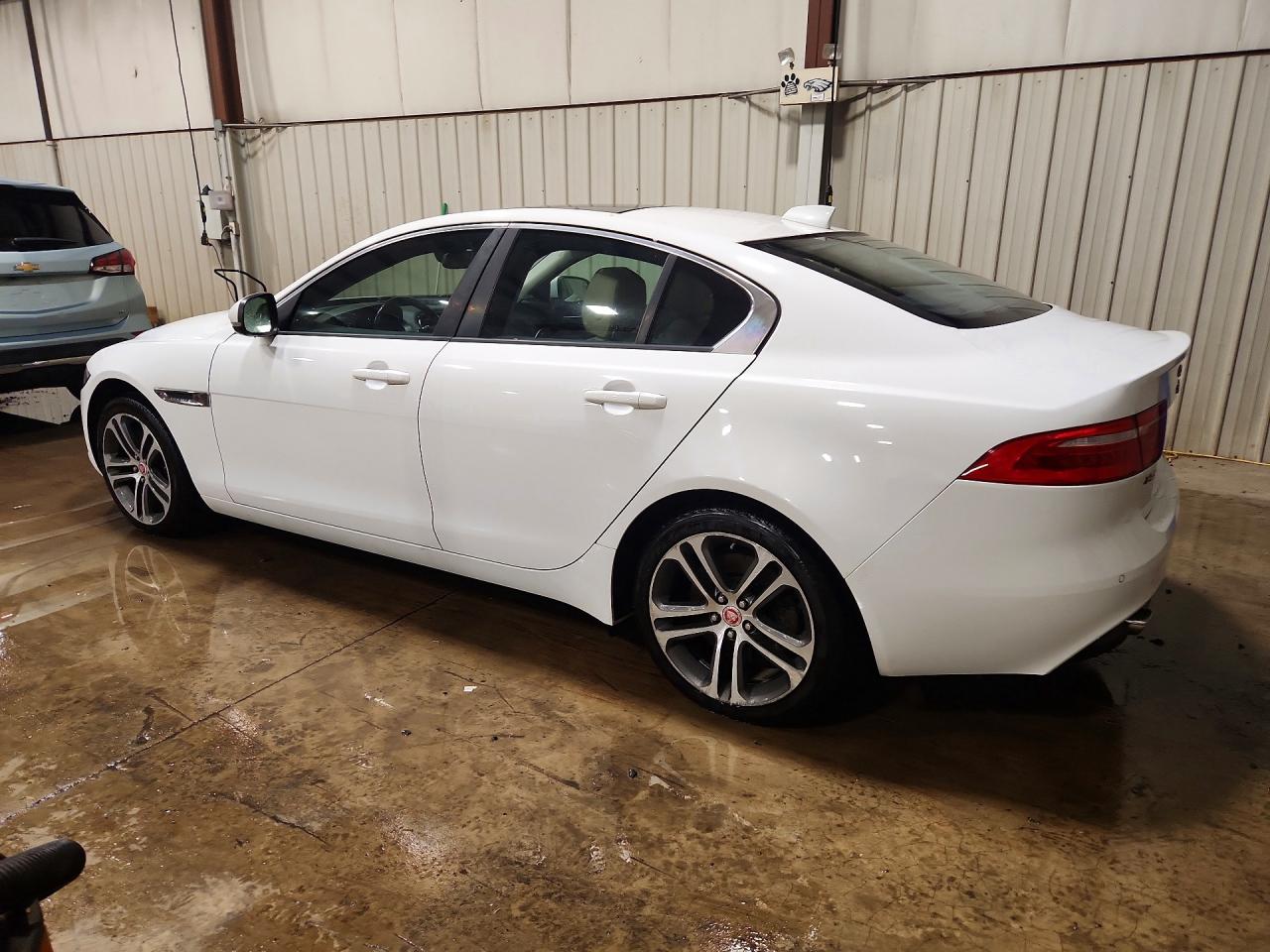 2017 JAGUAR XE PREMIUM photo 4