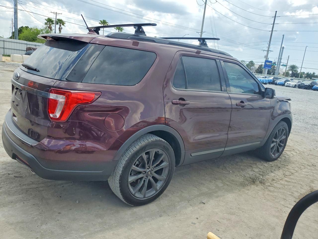 2018 FORD EXPLORER XLT photo 3