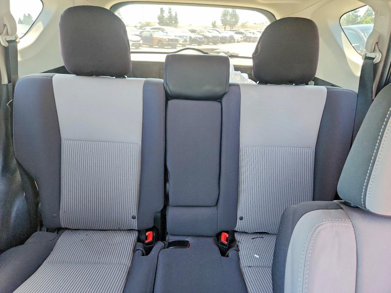 2015 TOYOTA RAV4 XLE photo 28