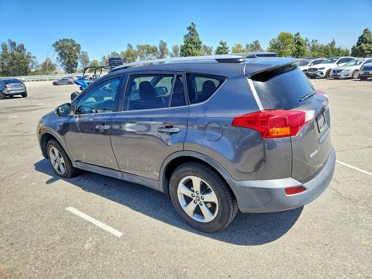 2015 TOYOTA RAV4 XLE photo 4