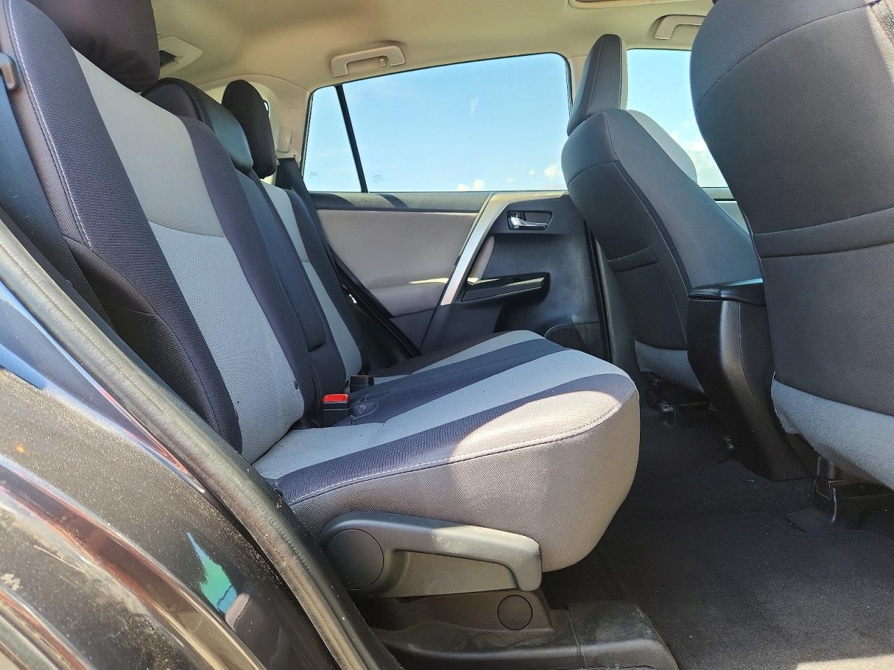 2015 TOYOTA RAV4 XLE photo 31