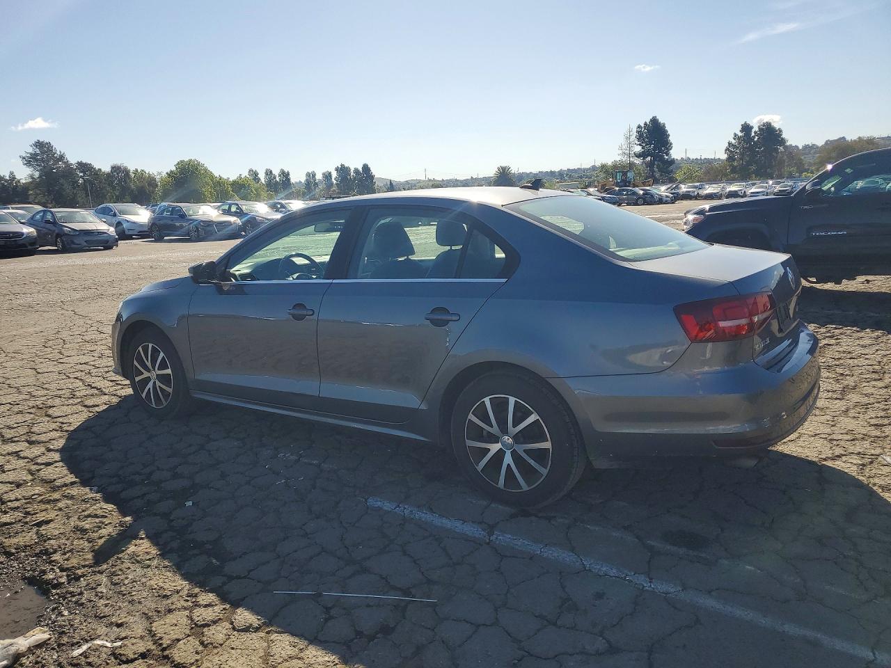 2018 VOLKSWAGEN JETTA SE photo 4