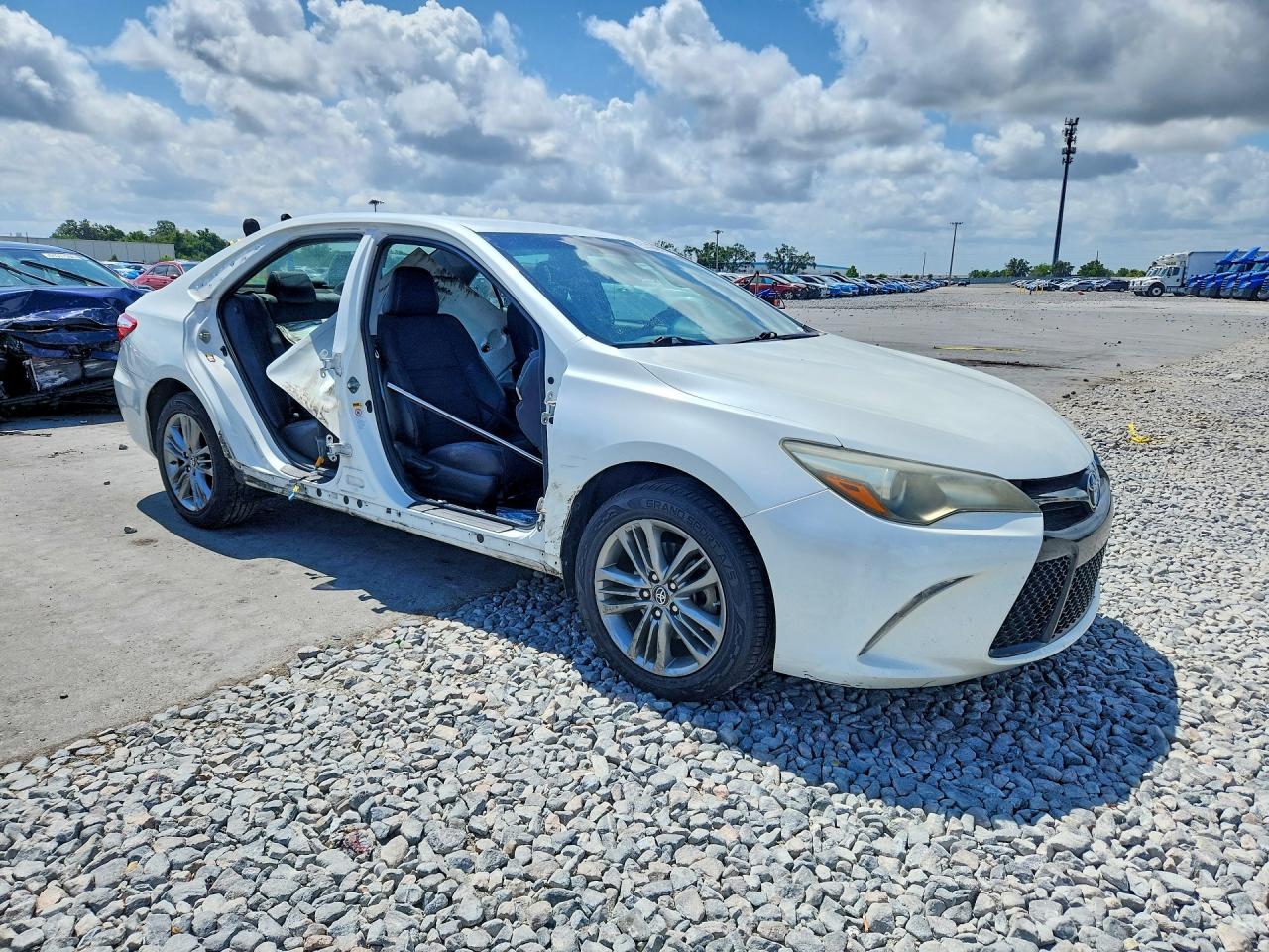 2016 TOYOTA CAMRY SE photo 4