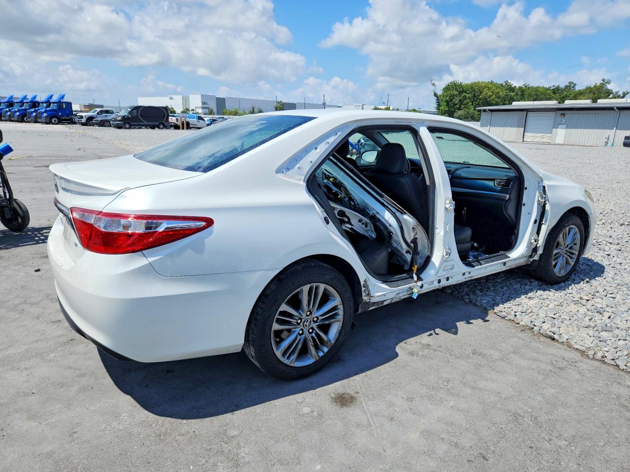 2016 TOYOTA CAMRY SE photo 3