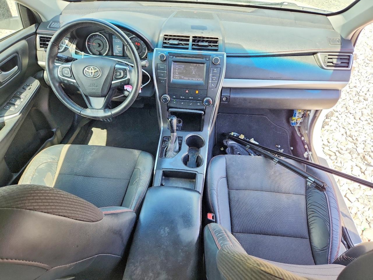 2016 TOYOTA CAMRY SE photo 8