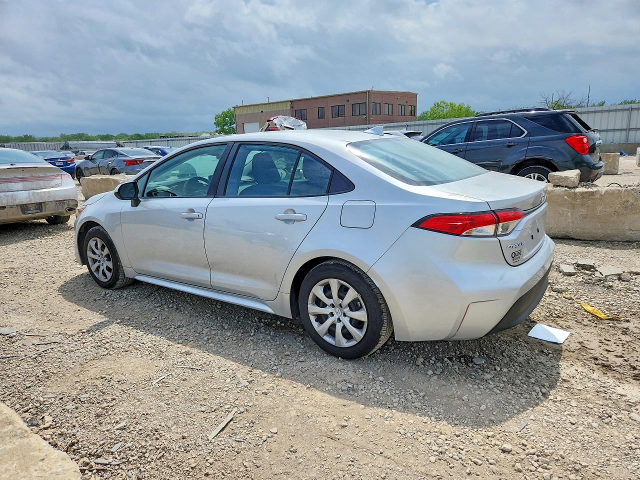2025 TOYOTA COROLLA LE photo 4