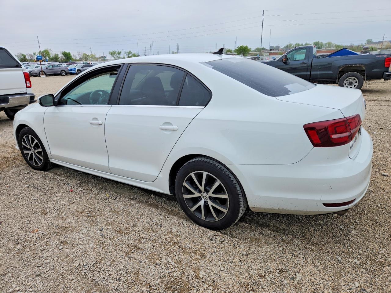 2018 VOLKSWAGEN JETTA SE photo 4