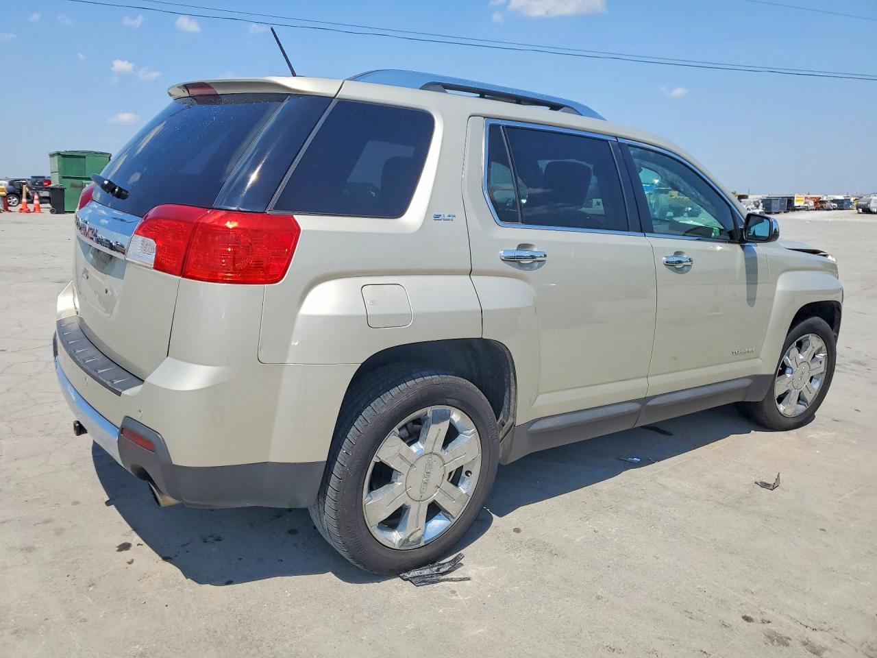 2015 GMC TERRAIN SLT photo 3