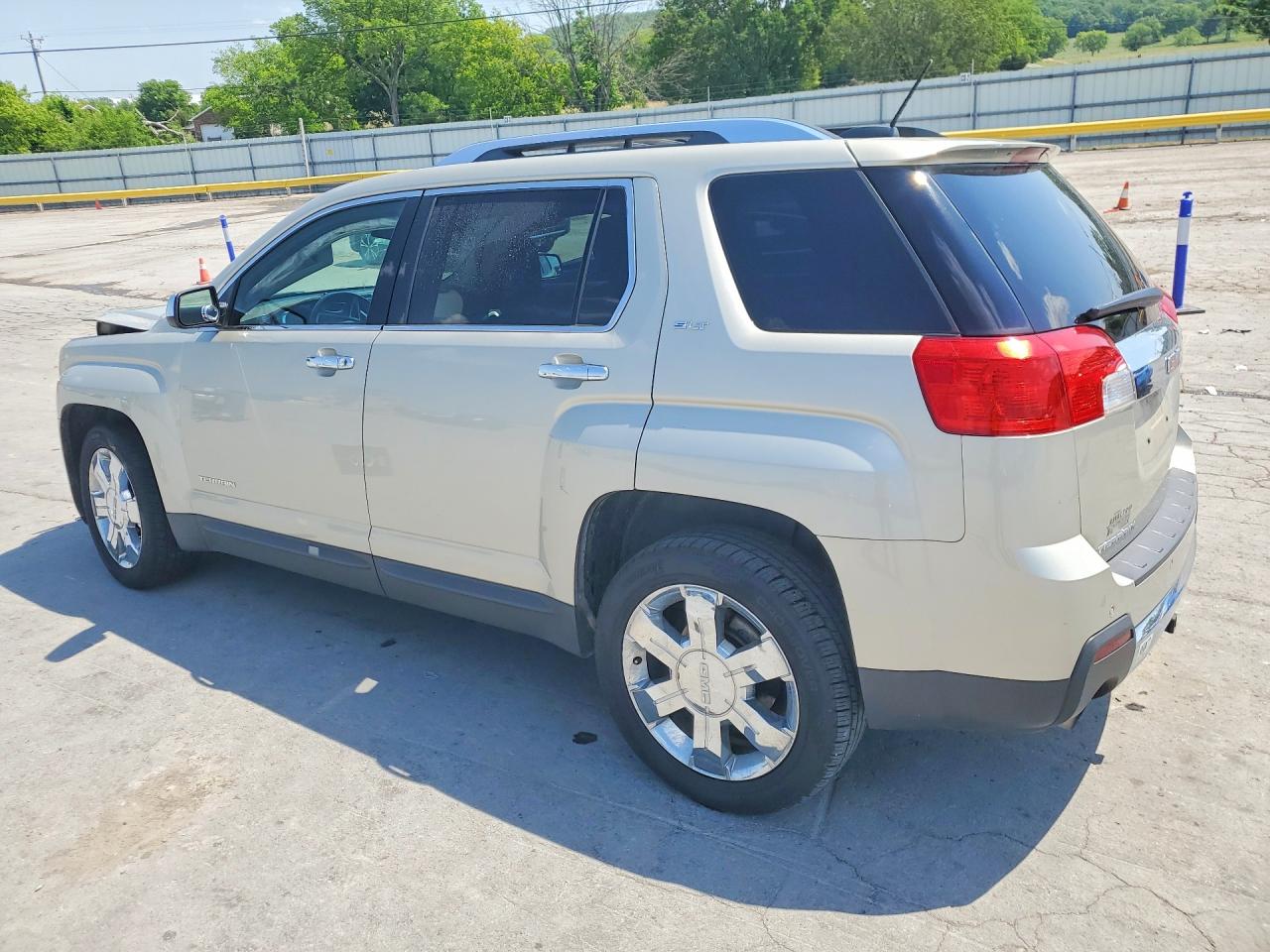 2015 GMC TERRAIN SLT photo 2