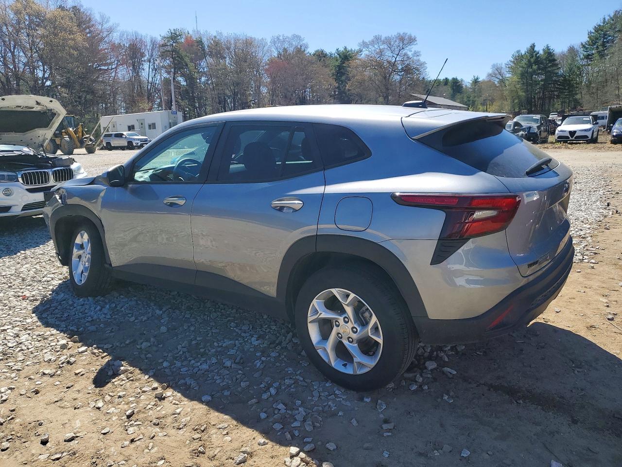 2025 CHEVROLET TRAX LS photo 3